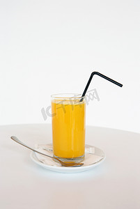 杯橙汁用吸管