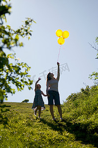妇女和儿童看气球