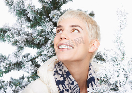 微笑的女人积雪的圣诞树