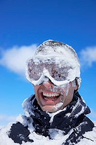 男人笑着满脸白雪