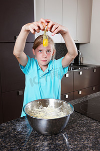 女孩打碎鸡蛋打翻搅拌碗