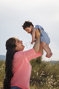 母亲在半空中抱着孩子