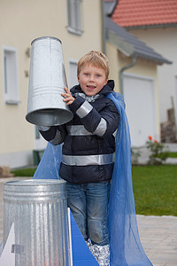 火箭般的摄影照片_建造火箭的男孩