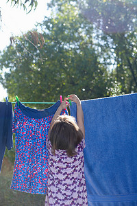 年轻女孩挂衣服洗衣服