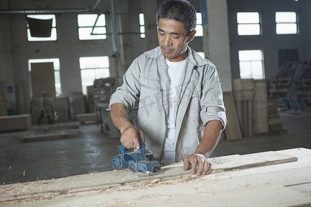 木匠在江苏工厂切割木板中国