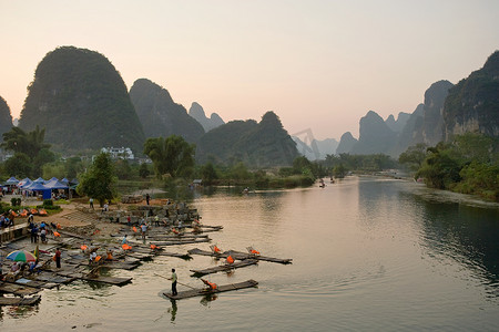 广西绣球摄影照片_玉龙江上的木筏