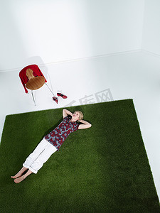 一名妇女躺在草地上