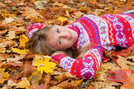 躺在秋叶里的女人