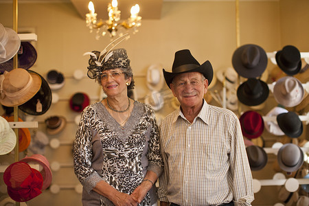 传统女帽店里的老年夫妇肖像