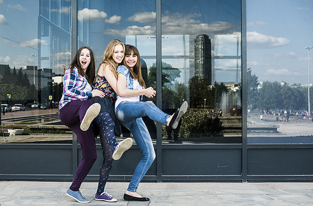 三名年轻女子在城市里一条腿跳舞