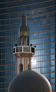 皇家小宝三伏贴摄影照片_华丽的尖顶映衬着现代摩天大楼