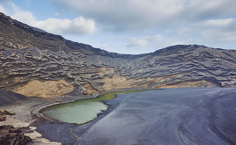 地理地质摄影照片_火山景观与湖泊兰萨罗特西班牙加那利群岛