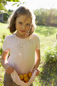 摘水果的人摄影照片_外面摘水果的小女孩