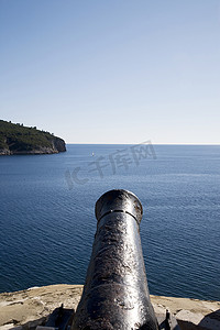 旅游活动中摄影照片_指向地中海的老炮台杜布罗夫尼克克罗地亚