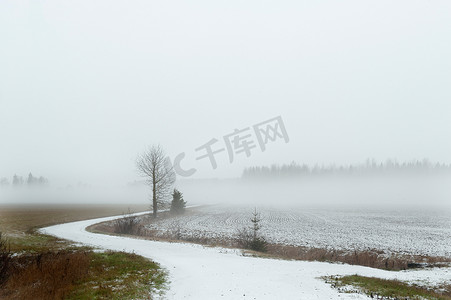 山水人摄影照片_乡村风光中的雪路