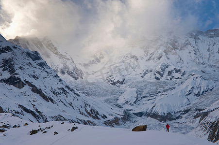 游戏雪山背景摄影照片_雪山风光中的徒步旅行者