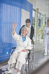 坐在轮椅上的老太太和护士