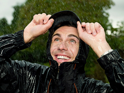 雨淋摄影照片_一个男人被雨淋湿了