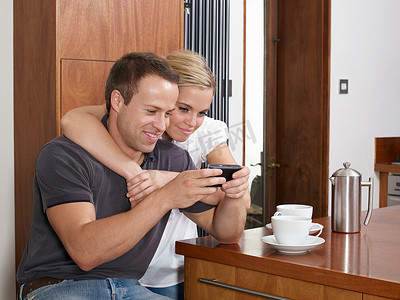 情侣们喝着咖啡看着手机