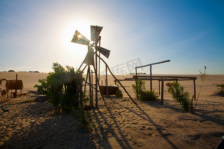 巴西福塔莱萨卡诺亚奎布拉达沙漠绿洲中破旧的风车
