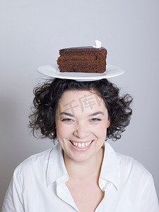 头上顶着一盘蛋糕的女人