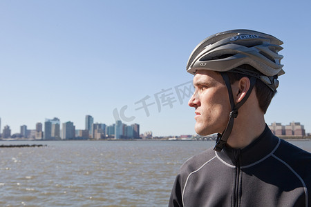 穿着自行车装备的男子看着风景