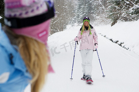 滑雪道上微笑的女人