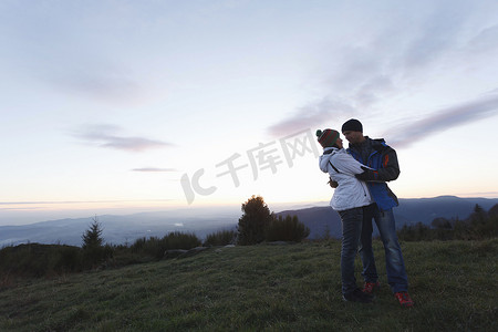 一对情侣在山顶上拥抱蒙特塞尼巴塞罗那西班牙加泰罗尼亚
