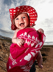 婴儿在海滩上大笑
