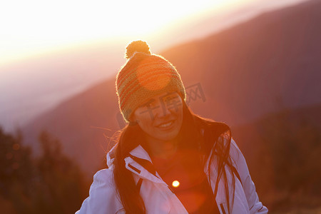 日落时分西班牙加泰罗尼亚巴塞罗那蒙特塞尼山顶上的女人