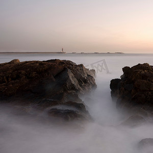 梦幻神秘的背景摄影照片_葡萄牙波尔图海岸的日落