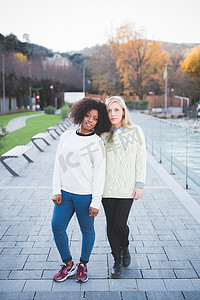 意大利科莫湖畔公园的两位年轻女性朋友的肖像