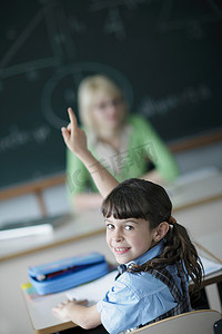 女学生在课堂上举手