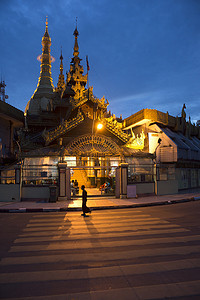东南亚人摄影照片_缅甸仰光背景是大金塔的街道