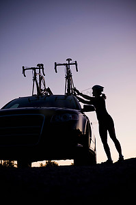 骑山地自行车的人把自行车装在汽车上