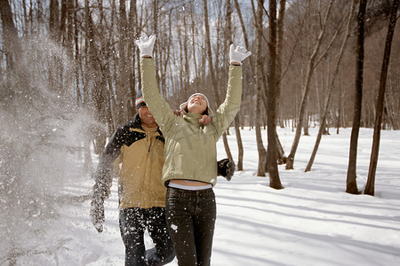 在雪地里玩耍的情侣