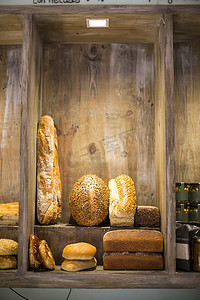 烟花摄影照片_面包店托盘中的新鲜面包面包包子和法棍