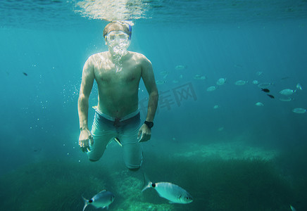 成年了摄影照片_西班牙巴利阿里群岛梅诺卡岛成熟人浮潜的水下景观
