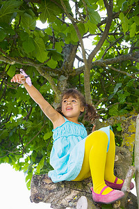 一个女孩在爬树