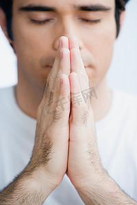 一名男子在祈祷