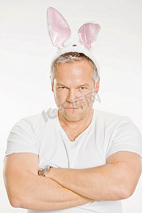 沮丧动物摄影照片_沮丧的男人戴着兔耳朵