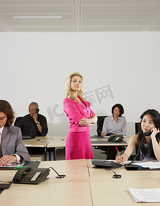 it人摄影照片_一位女士和一群办公室职员站在一起