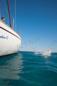 水花溅起视频摄影照片_一名年轻女子乘坐游艇在海里戏水