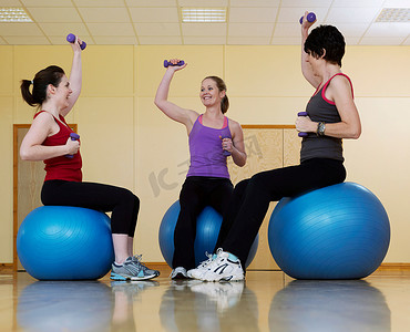 女性在健身房举重锻炼