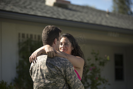 陆军摄影照片_返校节上一名男士兵在花园里拥抱妻子
