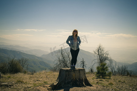 站在树干上的中年妇女肖像美国加利福尼亚州箭头湖