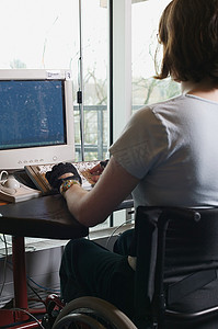 使用电脑的残疾妇女