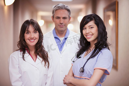 两名医生和女护士微笑着