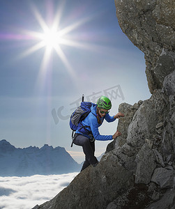 法国勃朗峰日落时分女登山者在岩壁上