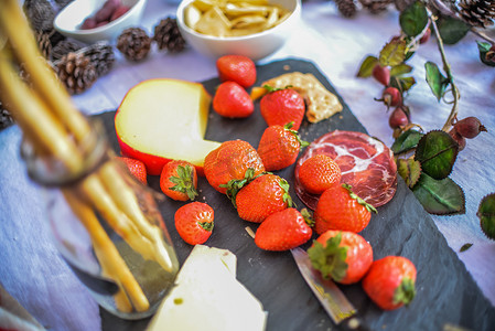 野餐桌上草莓和奶酪的细节